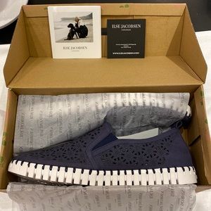 🌟🆕Isle Jacobsen Tulip Laser-Cut Slip-on Sneaker In Navy